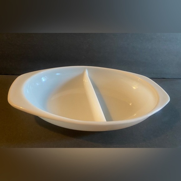 Vintage Pyrex 1063 White Milk Glass 1.5 Quart Oval‎ Divided Serving Dish - Picture 1 of 5